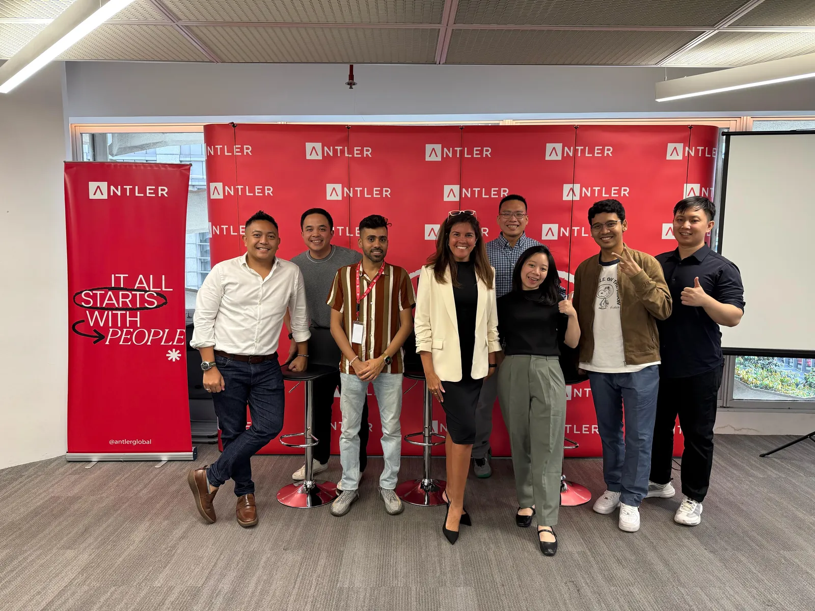 Sesi workshop dan masterclass di Antler Hub Jakarta — para founder mengerjakan tantangan validasi pasar dan model bisnis