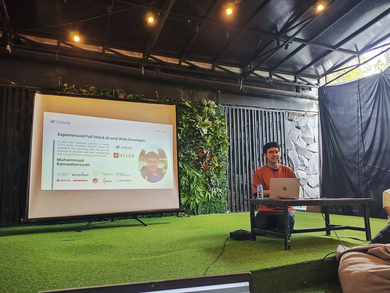 Muhammad Ramadiansyah presenting on LLM routing with Python at BandungPy May 2025, Sans. Co Space Dago Bandung